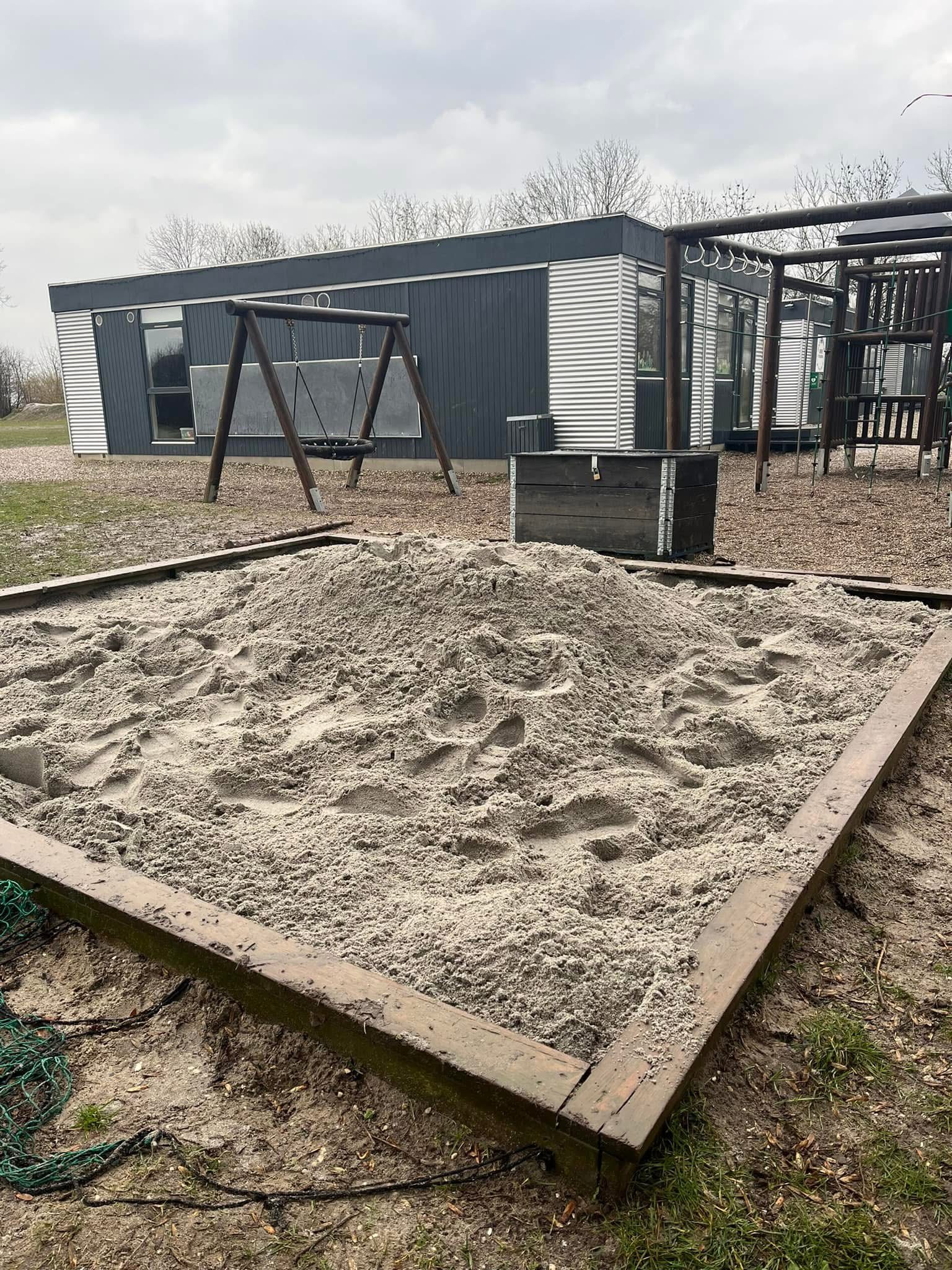 Skolens legeplads foran modulbygningerne